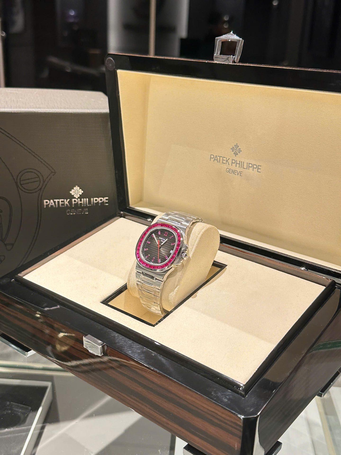 Patek Philippe Nautilus 5711 Super Clone 11 Watch Bezel Ruby Red 40mm - Image 5