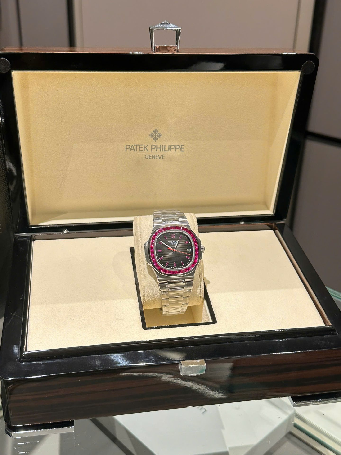 Patek Philippe Nautilus 5711 Super Clone 11 Watch Bezel Ruby Red 40mm - Image 6