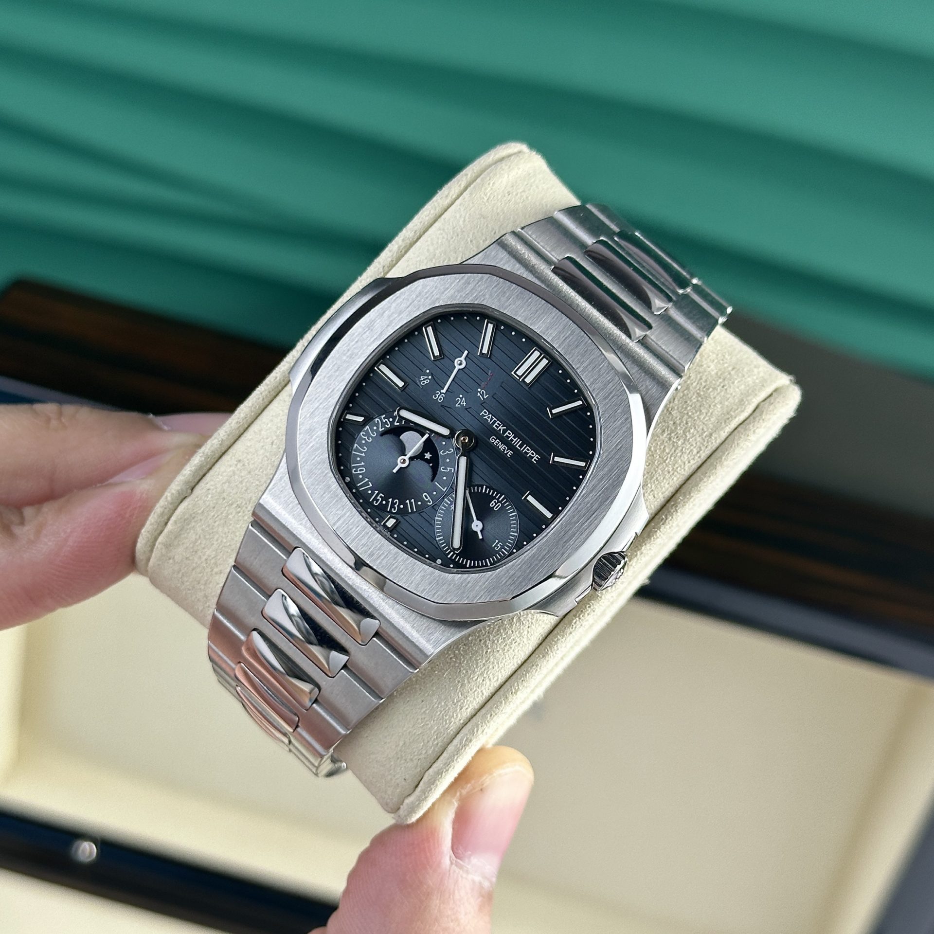 Patek Philippe Super Clone Watch Nautilus 5712 Custom Authentic Details 40mm