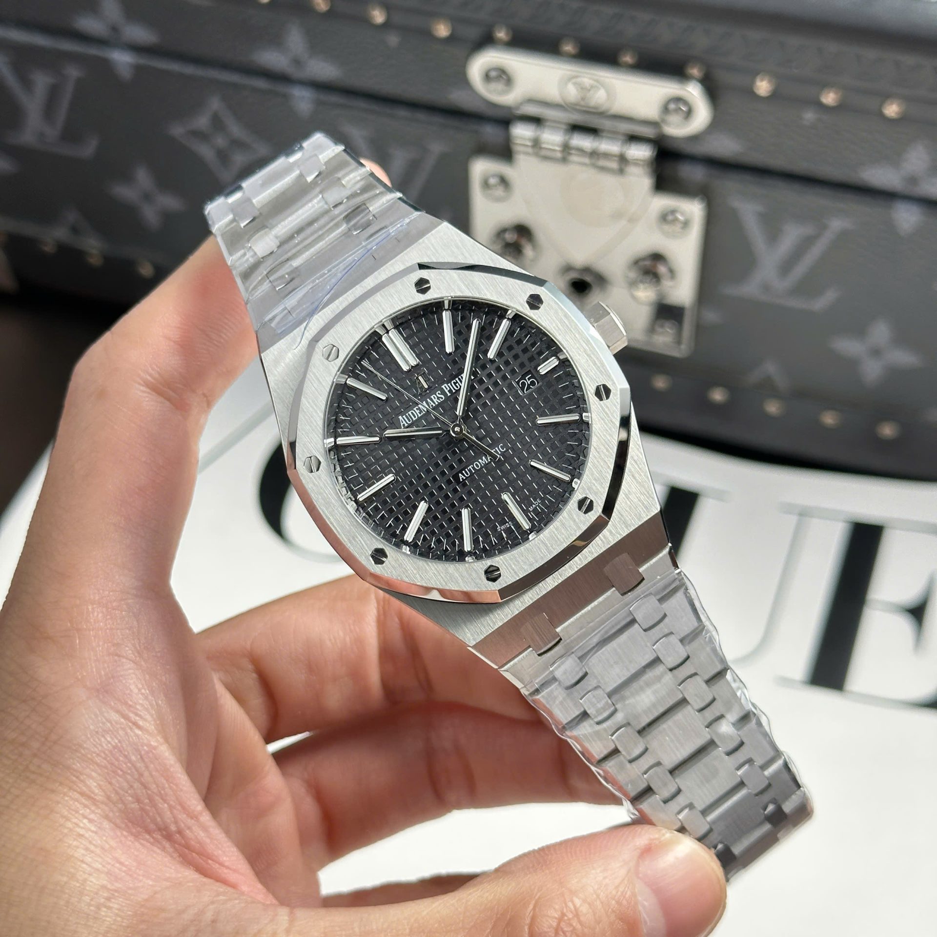 Audemars Piguet Royal Oak 15400ST Copies Watch Black Dial Metal Wire APS Factory 41mm - Image 2