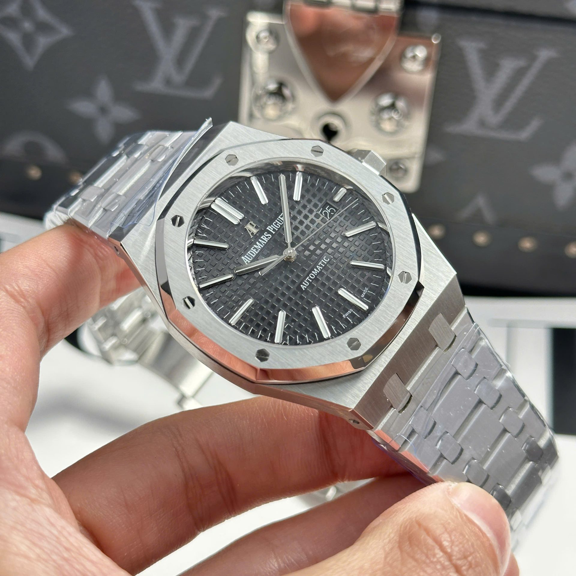 Audemars Piguet Royal Oak 15400ST Copies Watch Black Dial Metal Wire APS Factory 41mm - Image 3