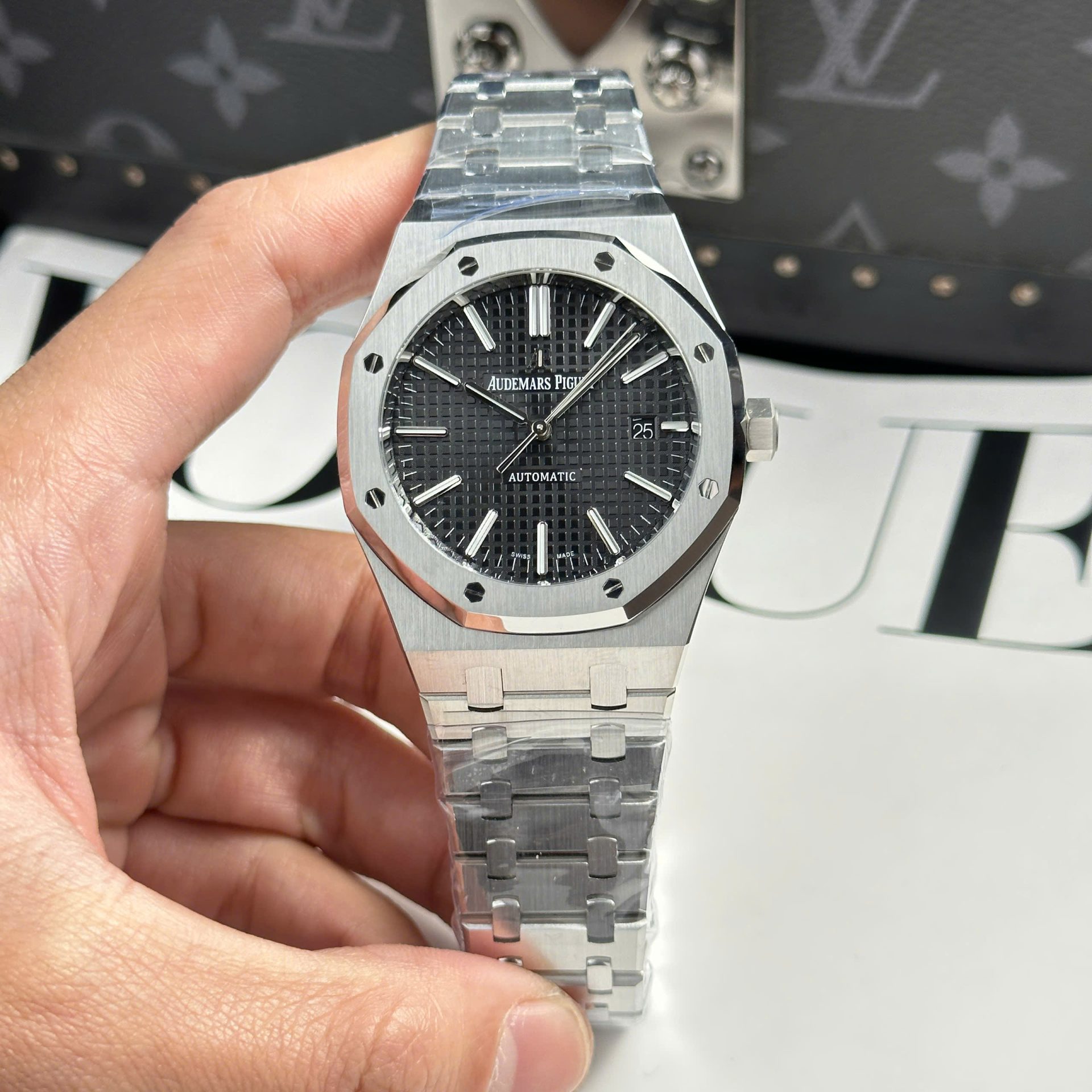 Audemars Piguet Royal Oak 15400ST Copies Watch Black Dial Metal Wire APS Factory 41mm