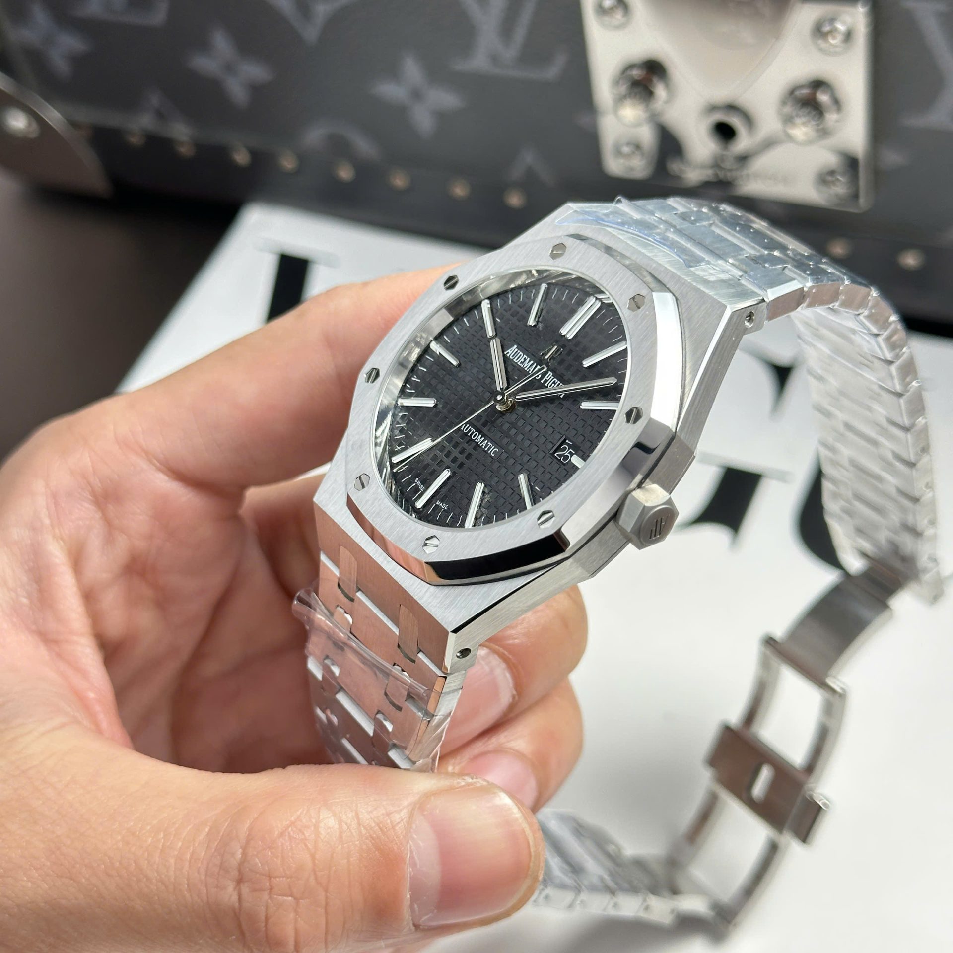 Audemars Piguet Royal Oak 15400ST Copies Watch Black Dial Metal Wire APS Factory 41mm - Image 7
