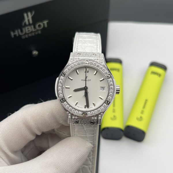 Dong Ho Hublot Classic Fusion Diamonds Rep 11 Mau Trang 33mm 2 scaled 1
