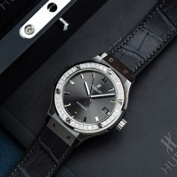 Dong Ho Hublot Classic Fusion Mau Xam Che Tac Vanh Dinh Kim Cuong Moissanite 38mm 2 1