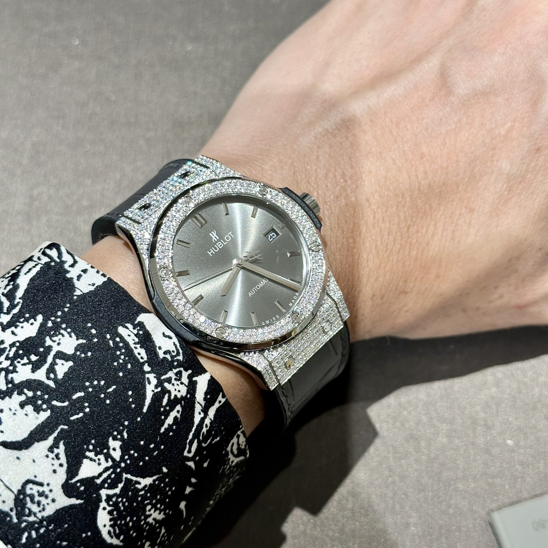 Hublot Replica Watch With Full Diamond Moissanite Diamonds Gray Dial Leather Strap 42mm - Image 6