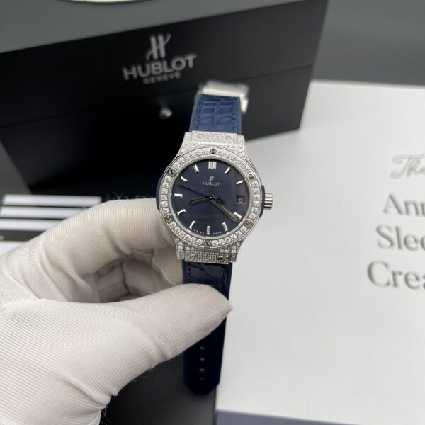 Dong Ho Hublot Nu Classic Fusion Diamonds Mau Xanh Blue 33mm 8 scaled 1