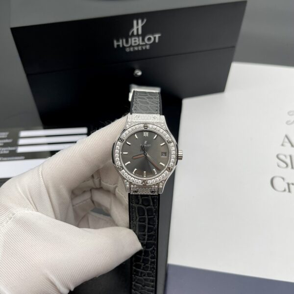 Dong Ho Nu Hublot Classic Fusion Diamonds Mau Xam 33mm 1 scaled 1