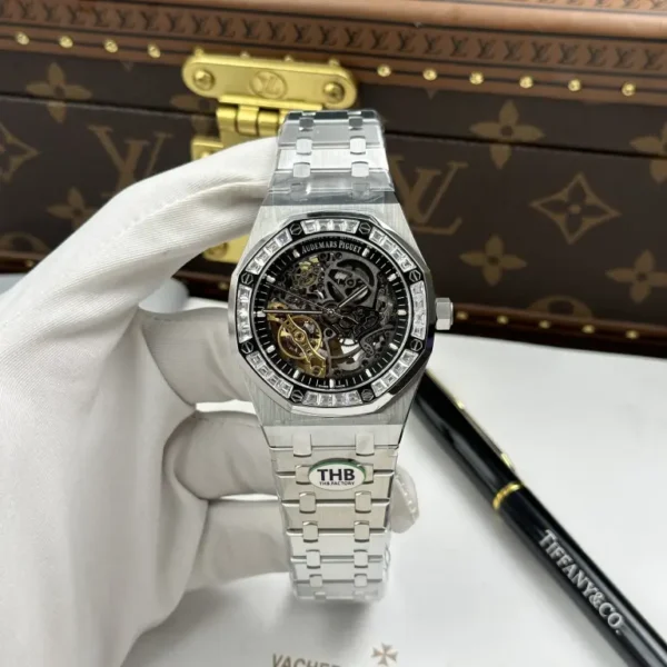 Dong Ho Audemars Piguet Che Tac Royal Oak Openworked Frosted 15412 Mat Lo Co Vien Dinh Da Baguette 41mm 1 768x768.jpg