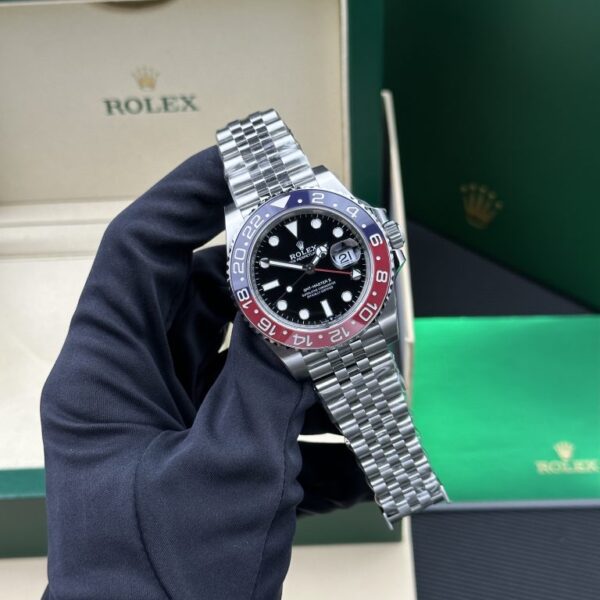 Dong Ho Rolex GMT Master II Pepsi Replica 11 Mat Den Day Deo Jubilee Nha May VS 40mm 9 768x768 1