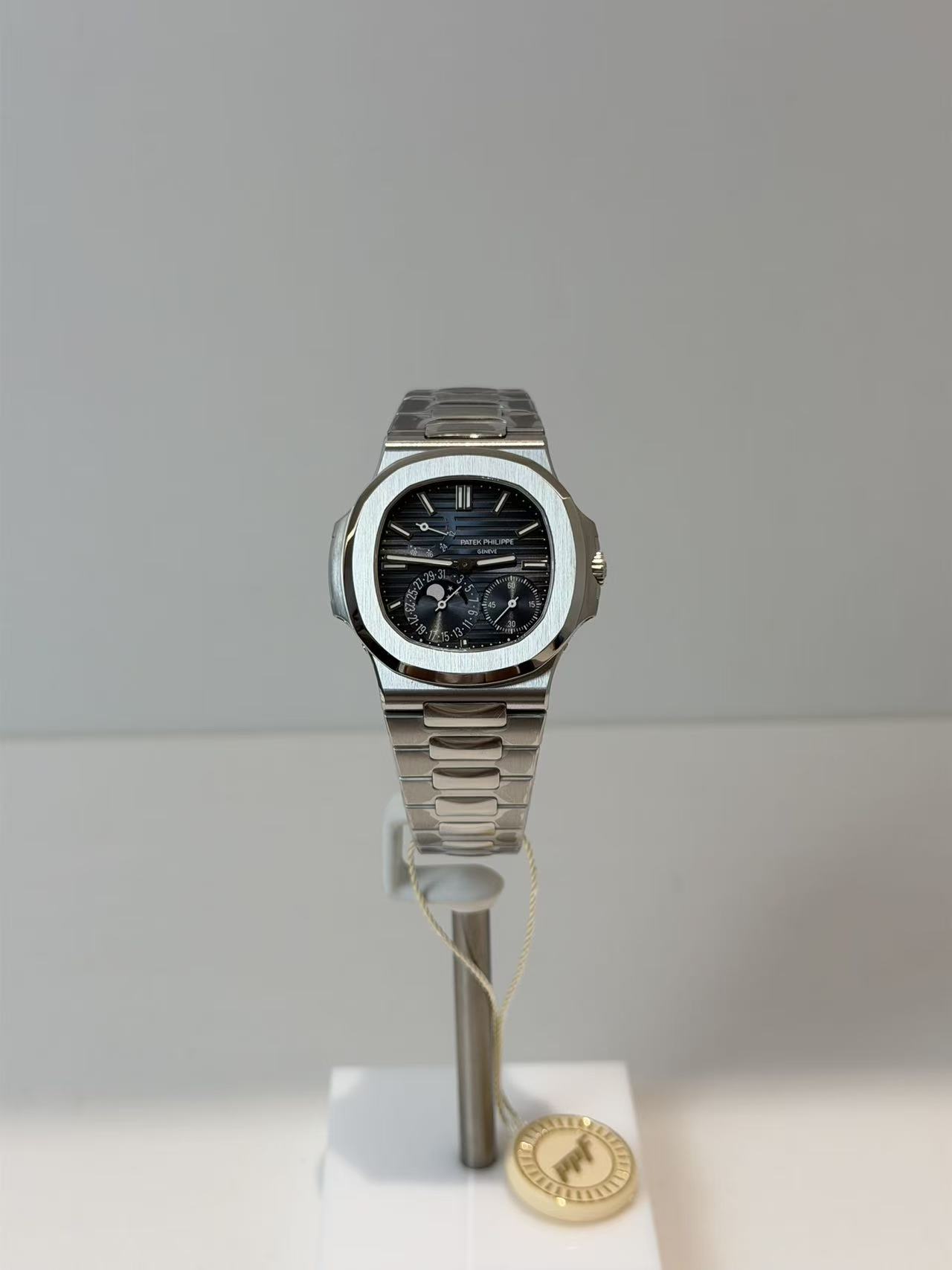 Patek Philippe Nautilus Model: 5712/1A-001 (or 5712GR-001) 40 mm - Image 2