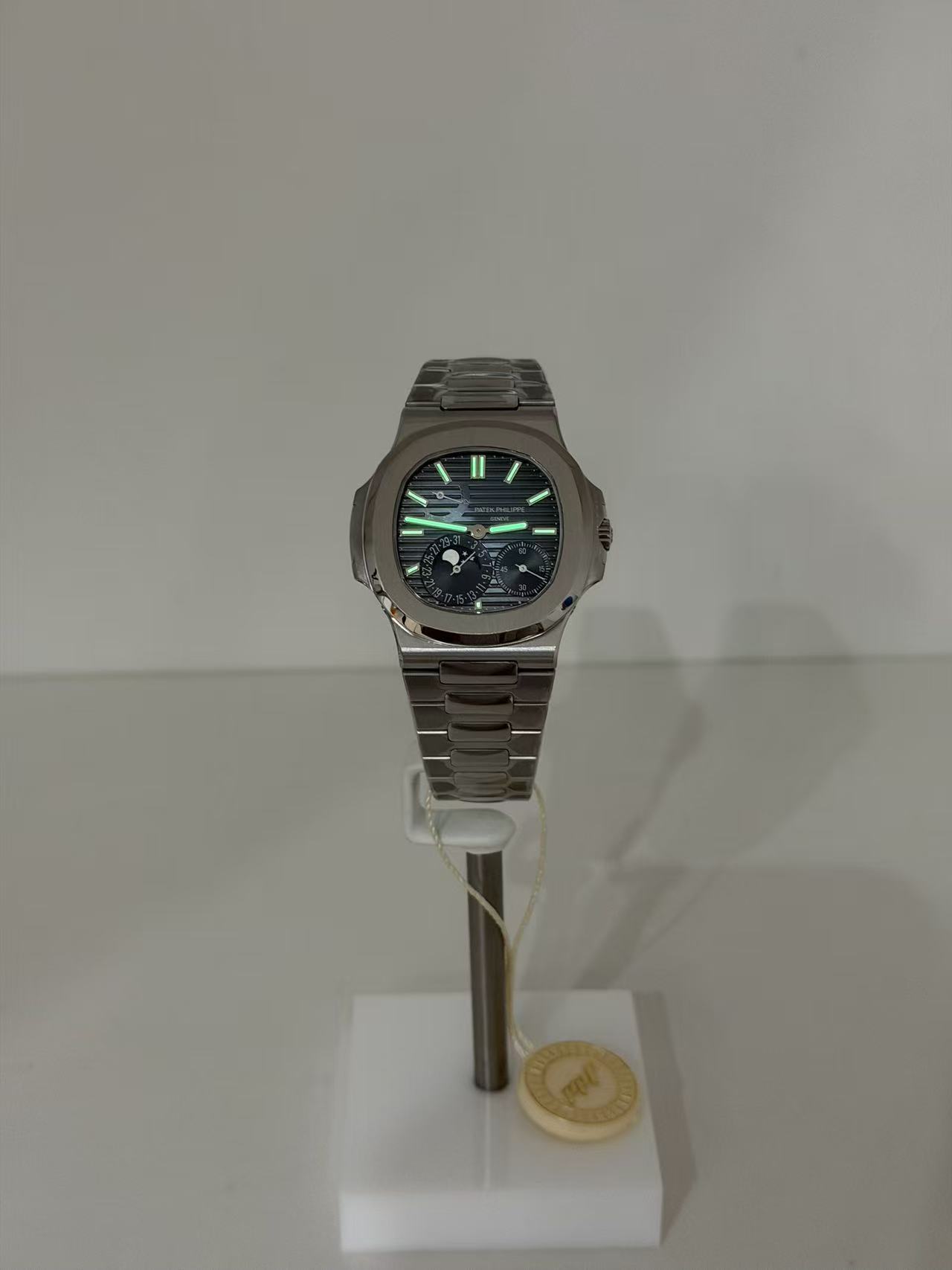 Patek Philippe Nautilus Model: 5712/1A-001 (or 5712GR-001) 40 mm - Image 3