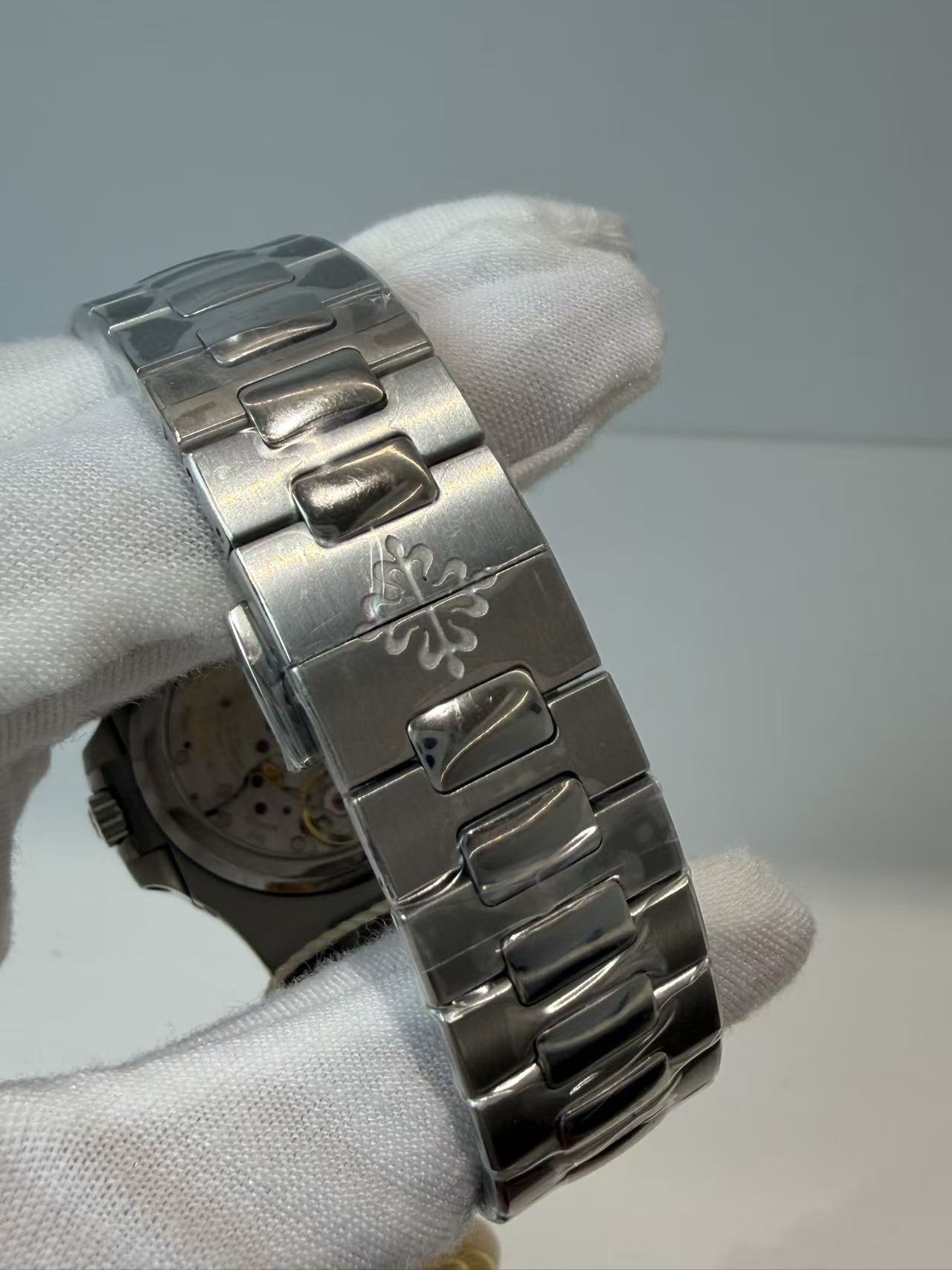 Patek Philippe Nautilus Model: 5712/1A-001 (or 5712GR-001) 40 mm - Image 4