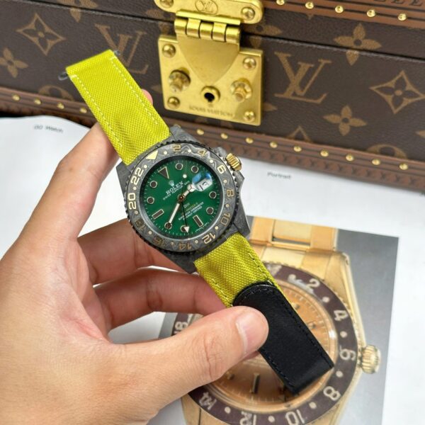 Dong Ho Rolex GMT Master II Diw Replica 11 Vo Carbon Mat Xanh La Cay 40mm 1 1536x1536 1